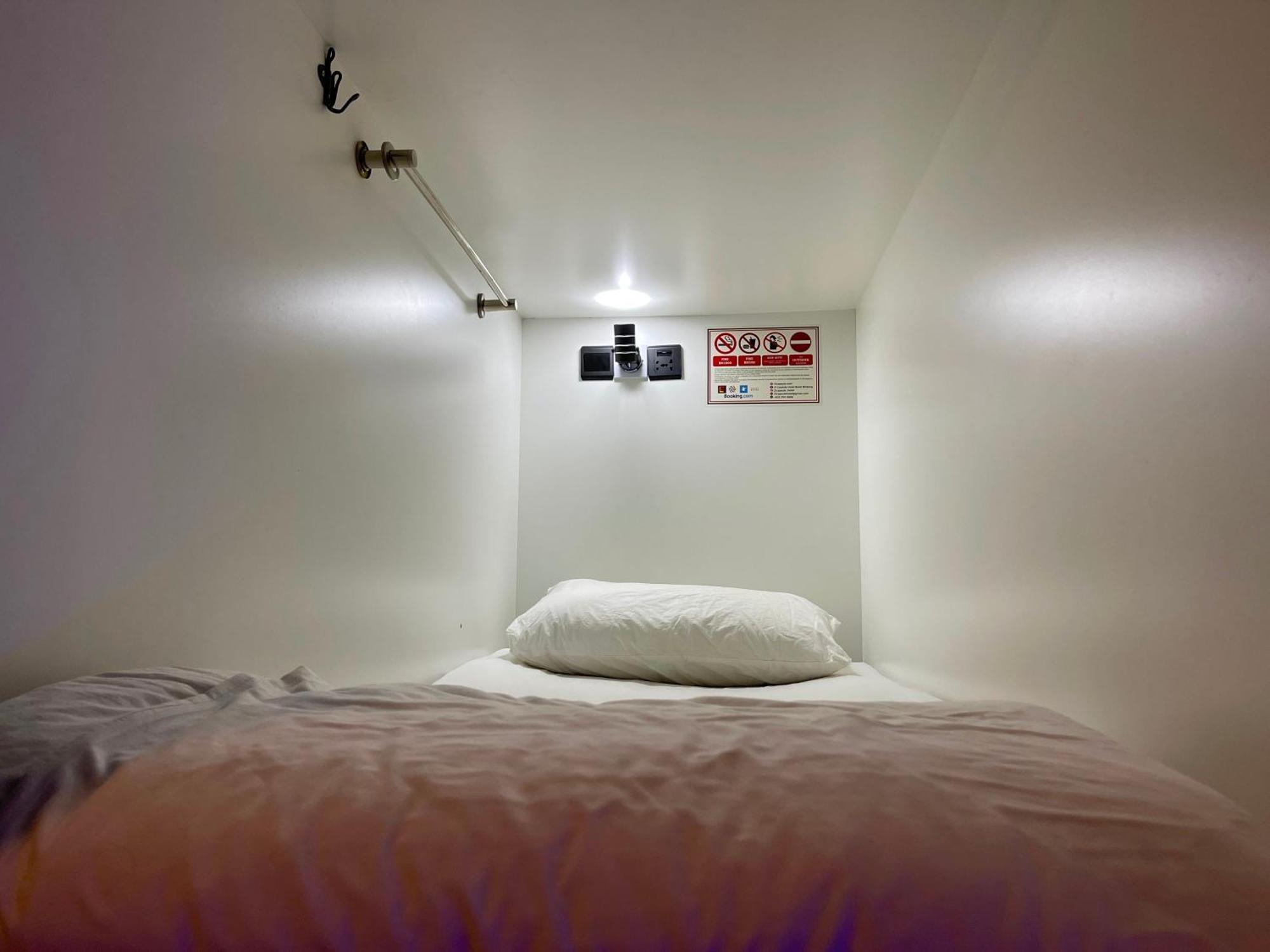 Oyo 91036 J Capsule Hotel @ Jalan Bukit Bintang Куала Лумпур Екстериор снимка