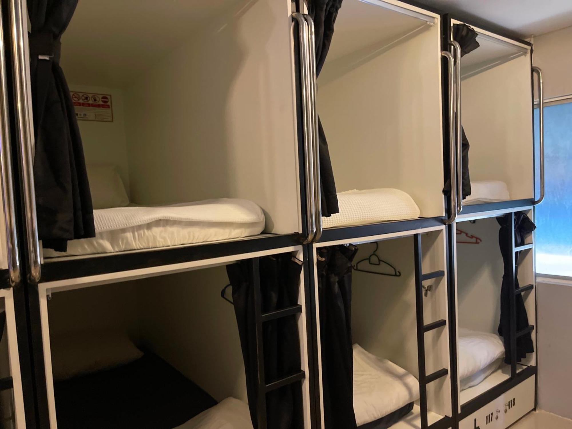 Oyo 91036 J Capsule Hotel @ Jalan Bukit Bintang Куала Лумпур Екстериор снимка
