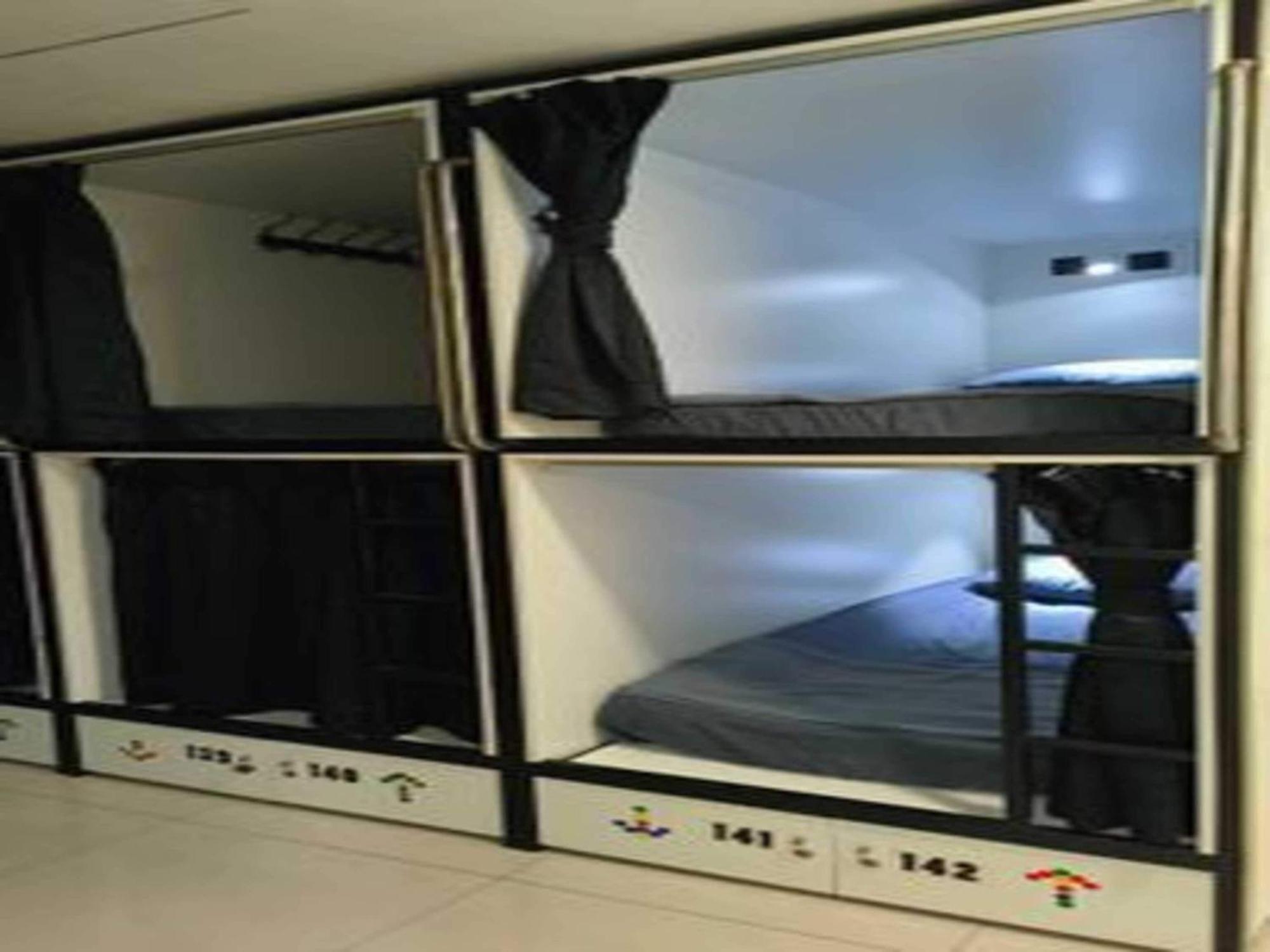 Oyo 91036 J Capsule Hotel @ Jalan Bukit Bintang Куала Лумпур Екстериор снимка