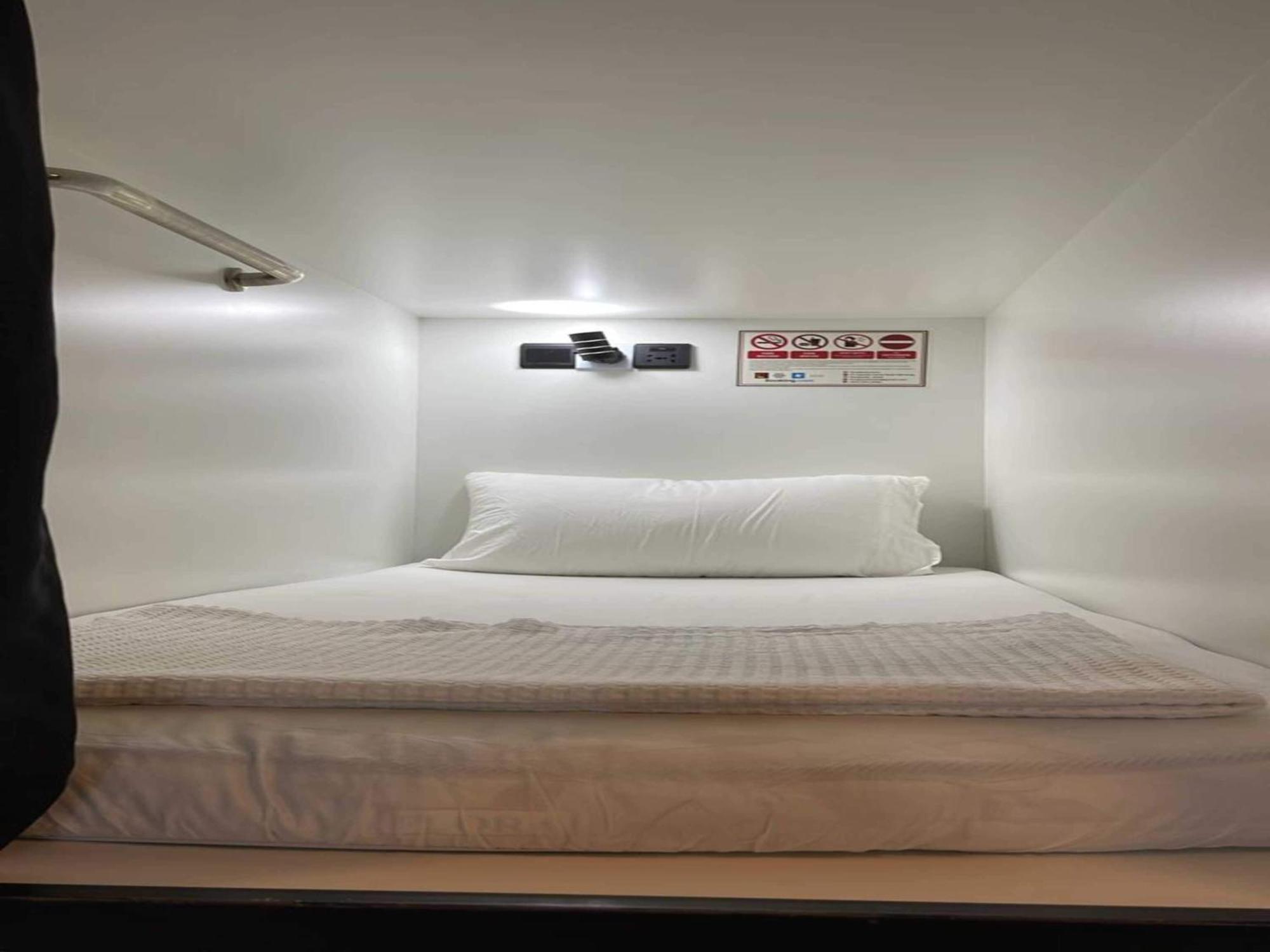 Oyo 91036 J Capsule Hotel @ Jalan Bukit Bintang Куала Лумпур Екстериор снимка