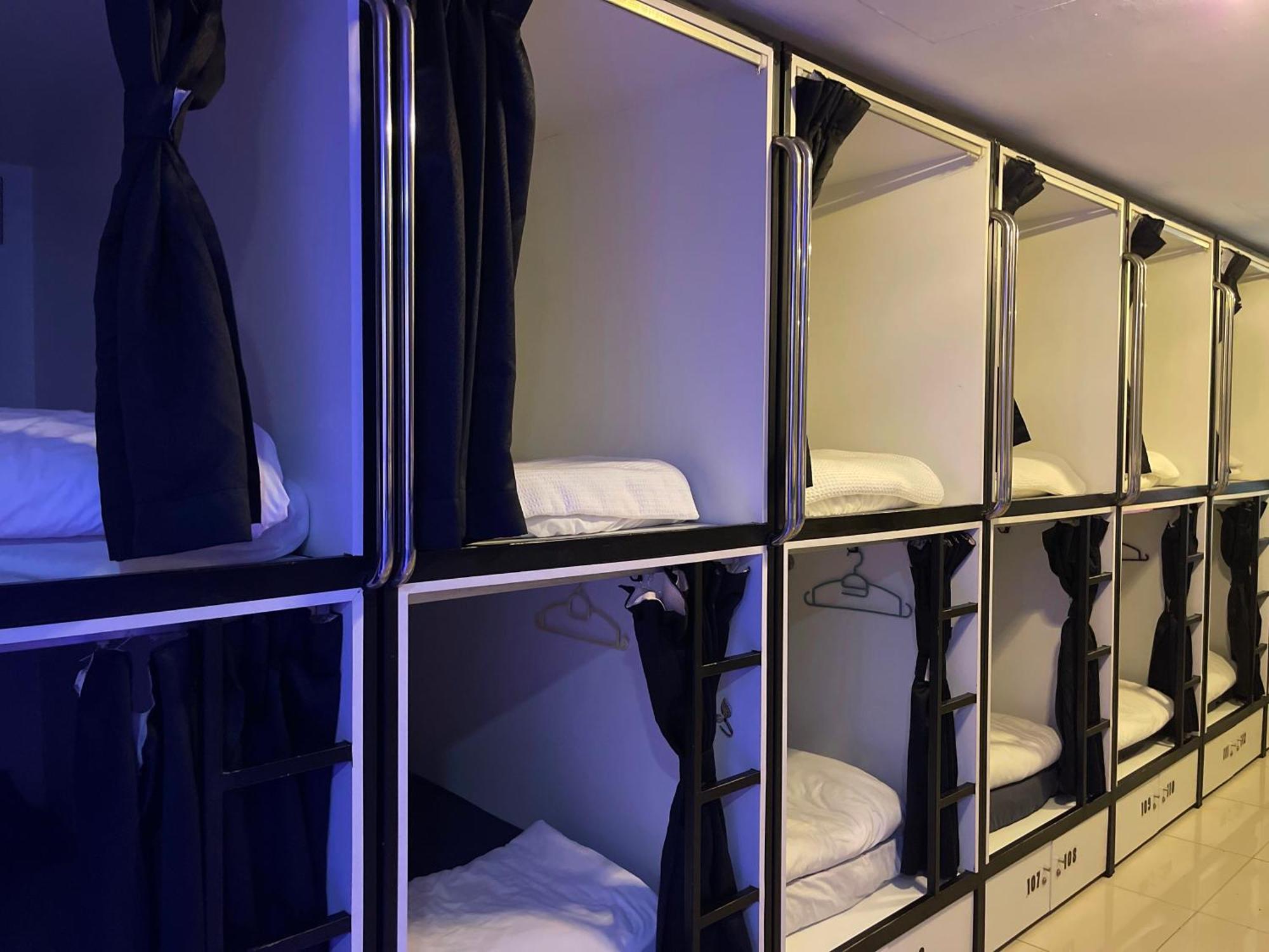 Oyo 91036 J Capsule Hotel @ Jalan Bukit Bintang Куала Лумпур Екстериор снимка